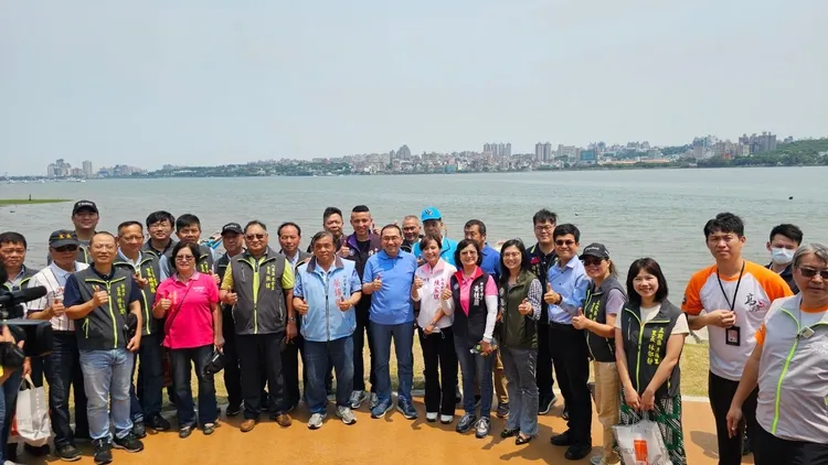 侯友宜4月30日至八里左岸米倉無限公園視察。水利局提供