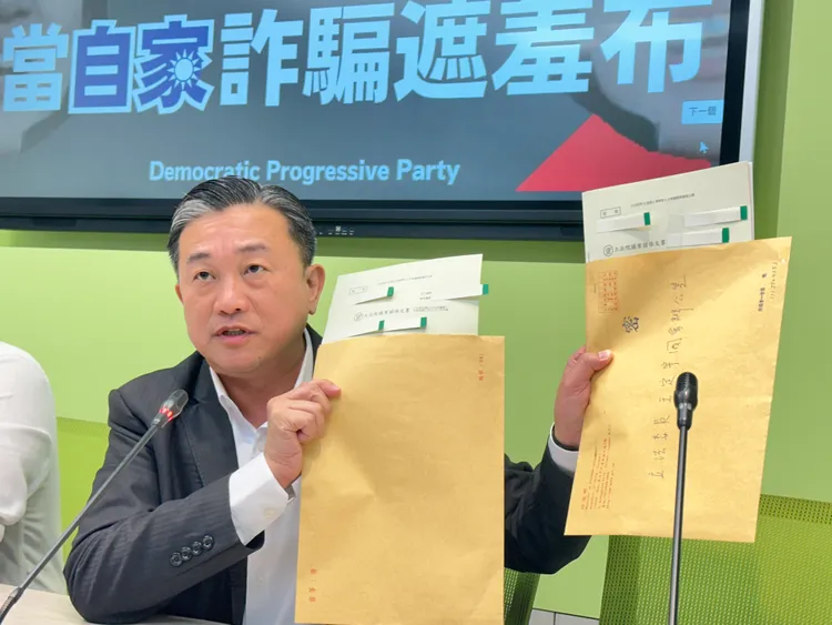 王定宇秀出機密文件。潘袁詩羽攝