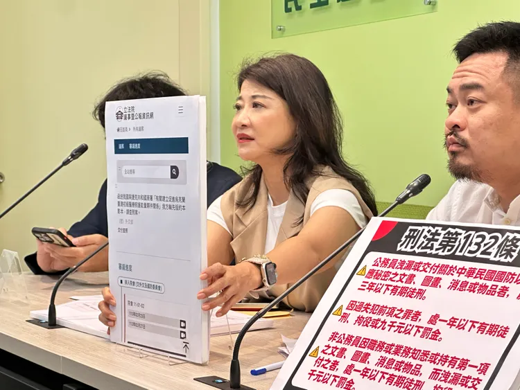 民進黨團副幹事長林楚茵要徐巧芯別用文件轉移焦點。潘袁詩羽攝