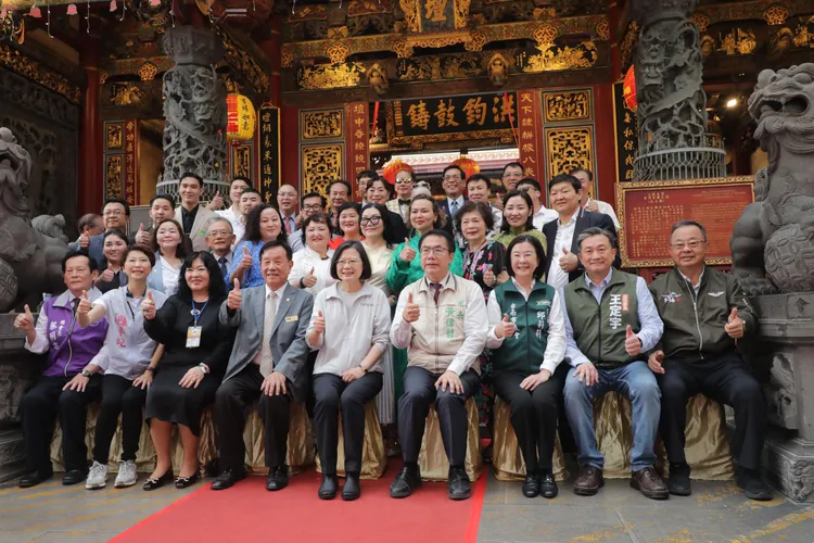 總統蔡英文5日前往府城六合境馬公廟、普濟殿和勝堂、天公廟參香及揭匾。市府提供