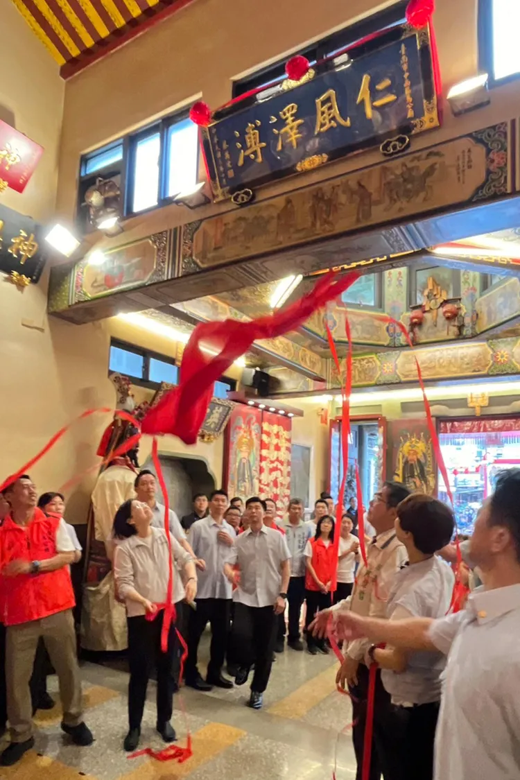 總統蔡英文5日前往府城六合境馬公廟、普濟殿和勝堂、天公廟參香及揭匾。市府提供