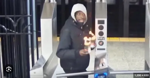 美國紐約地鐵男子點燃杯裝易燃液體 隨機扔向1名乘客後起火