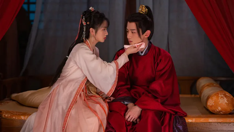 白敬亭（右）與田曦薇劇中先婚後愛，展開逗趣生活。八大提供