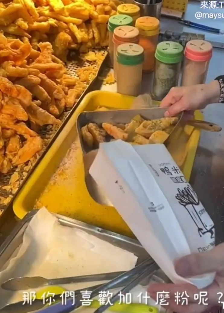 鴨米鴨米脆皮薯條專賣店，位於台南市國華街轉角處。TikTok@maysun_boy 提供