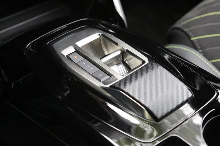 排檔介面改為更簡約直覺的電子撥桿操作，同時也將視覺科技風味再次提升。林浩昇攝