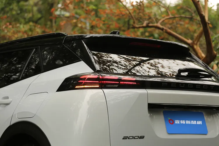 LED尾燈內部橫幅燈條的排列，如今也呼應了車尾大部分的水平線條，顯得更精緻與科技感。林浩昇攝
