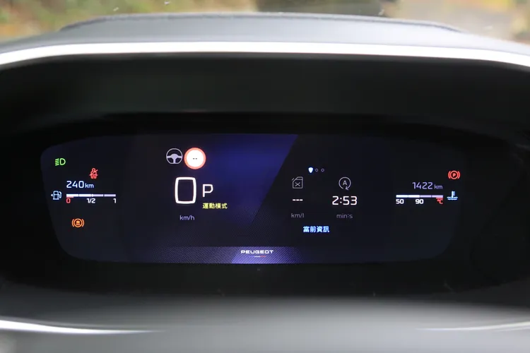 10吋裸視3D數位儀表板，也同樣保留並且為全車系標配，提供5種顯示模式之外，也新增自定義儀錶顯示介面。林浩昇攝