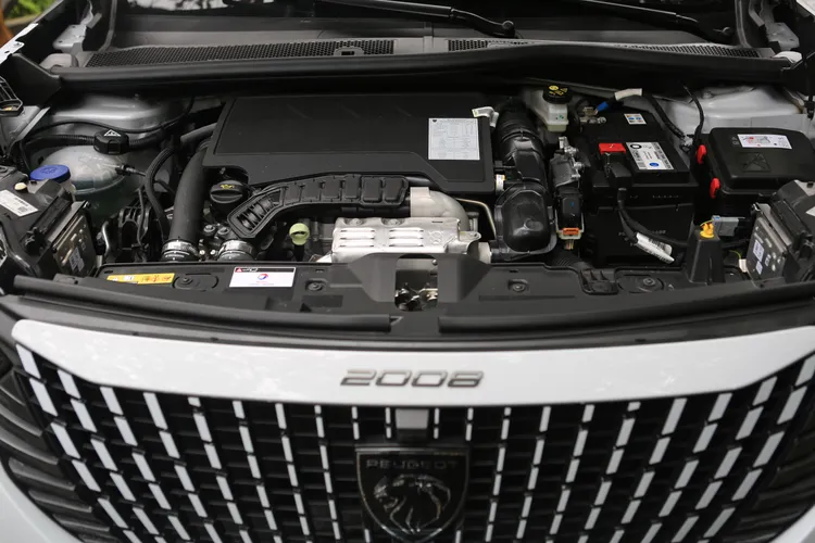 Peugeot 2008搭載蟬聯4屆國際引擎大賞的1.2升三缸PureTech渦輪引擎，擁有每公升17公里的優異平均油耗，每年牌照稅與燃料稅更僅需8640元。林浩昇攝