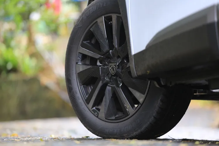 2008 GT PACK有著更進階的配備陣容，外觀部分主要是輪圈尺碼從17吋升級到18吋雙色切削規格。林浩昇攝