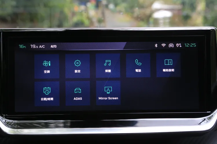 PEUGEOT i-CONNECT ADVANCED車載系統採繁體中文介面，並整合通訊、影音娛樂及行車資訊等功能，功能較過往更豐富強大。林浩昇攝
