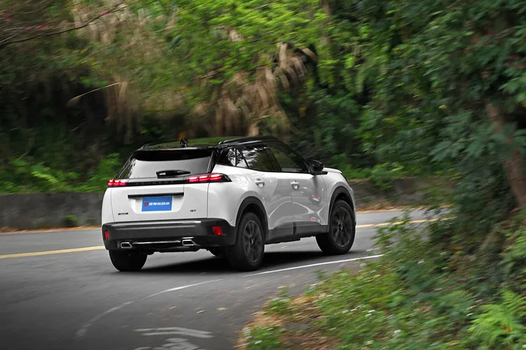 Peugeot 2008仍舊堪稱是一輛架高底盤的小鋼砲，舉手投足間都充滿了駕控樂趣，又似踩著高跟的國標舞手，華麗舞姿下總不忘從容與優雅。林浩昇攝