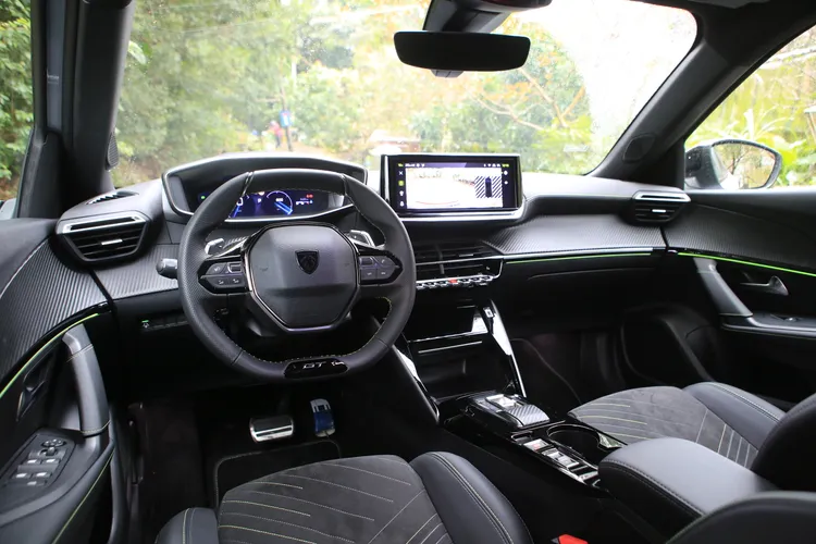 車艙部分仍延續Peugeot i-Cockpit駕駛導向座艙設計，並採用招牌的小盤徑平把方向盤。林浩昇攝