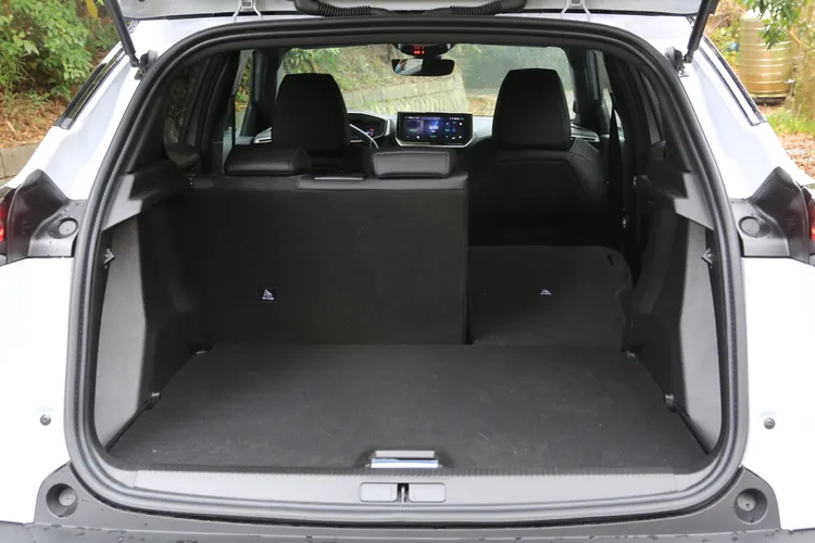 行李廂在標準狀態具備405公升容積，底板也可依需求下放再爭取空間，將座椅打平之後可進一步擴充到1467公升。林浩昇攝