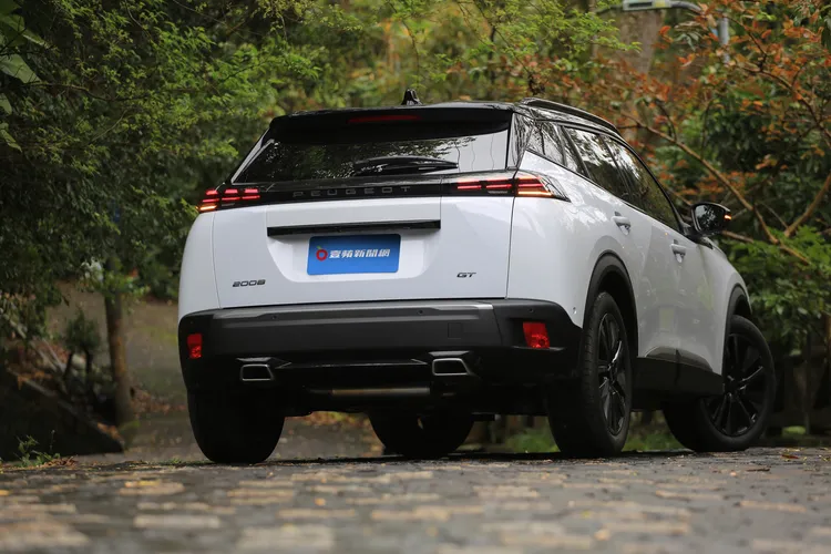 車尾部分主要是換上全新LED尾燈組，原先置中的躍獅形象廠徽，如今也改成置中的PEUGEOT字樣設計。林浩昇攝