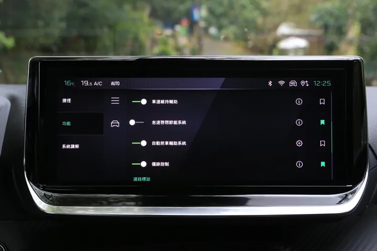 Peugeot小改款2008全車系標準配備6具SRS防護氣囊，並搭配相當於Level 2半自動駕駛能力的完整ADAS先進駕駛輔助系統。林浩昇攝