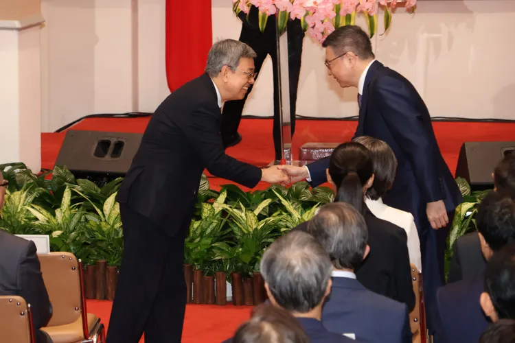 陳建仁、卓榮泰今天正式交接。莊宗達攝
