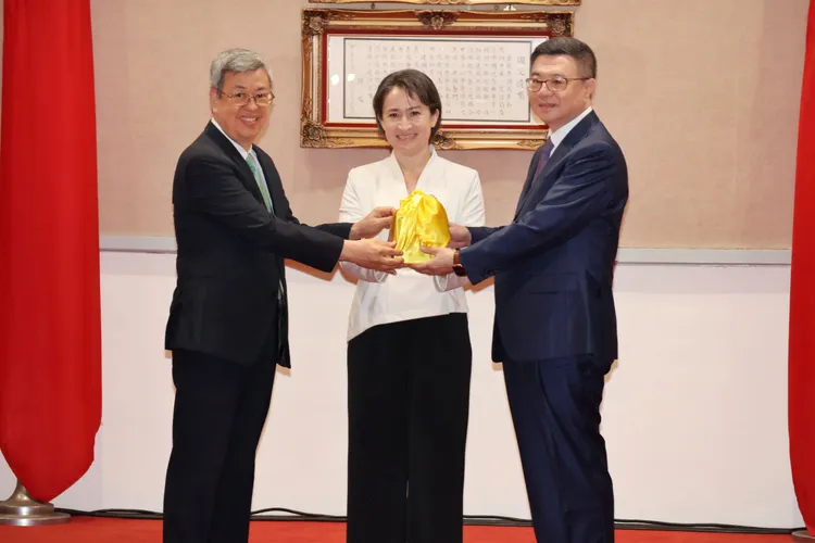 陳建仁、卓榮泰在副總統蕭美琴見證下交接。莊宗達攝