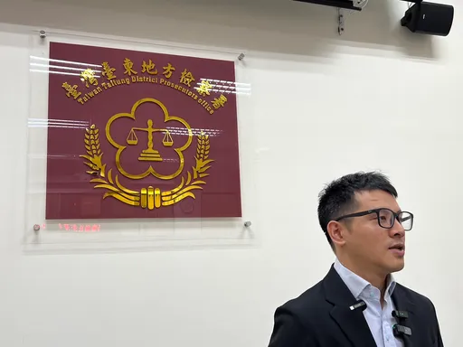 這位檢察官累了嗎？開庭審理中突脫法袍閃人　法官傻眼了