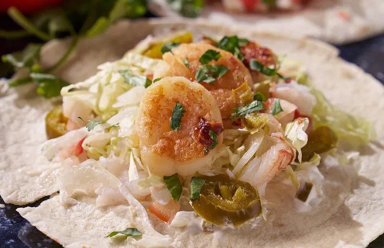 德墨料理必吃玉米餅塔可，現點現做的新鮮滋味，提供炙燒干貝蟹肉、辣味和牛、牛舌、雞肉絲與炸脆蝦5種口味。業者提供