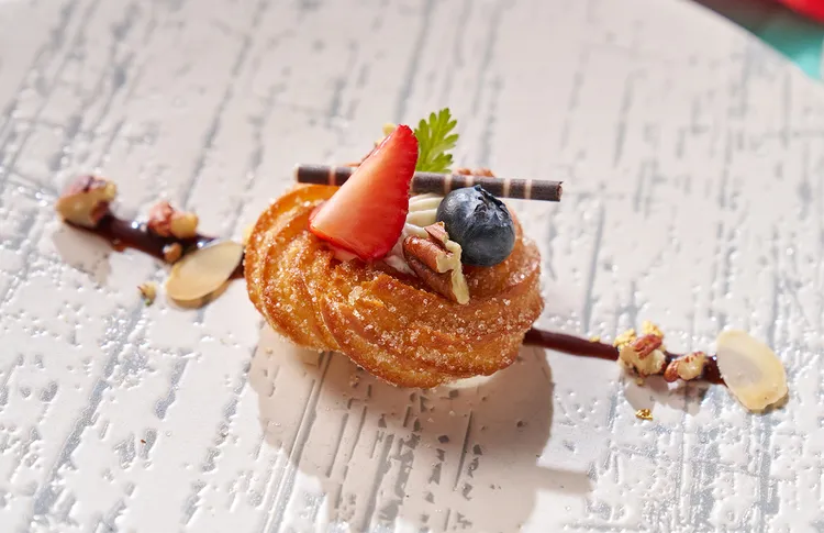 街頭小吃吉拿棒改以精緻的盤飾呈現「墨西哥肉桂吉拿」。業者提供