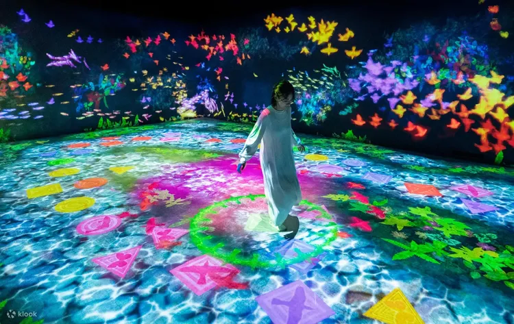 《水上彈跳的天才跳房子》。圖片版權：“teamLab Future Park Okinawa”, T Galleria by DFS,沖繩 © teamLab