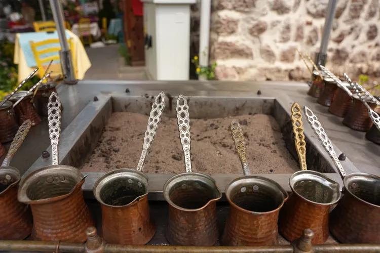 土耳其咖啡以傳統壺器放置於熱沙上煮製沸騰。SH攝