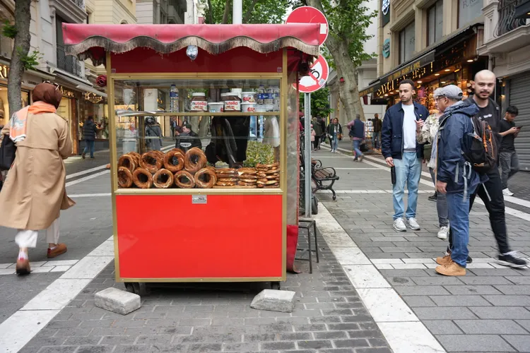 走在伊斯坦堡的公園或是熱鬧的大街上，常常會看見販售芝麻圈的小攤販。SH攝