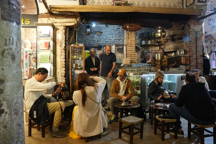 建議旅人可像當地人一樣隨意挑選路邊店家，坐在矮凳上品嚐。SH攝