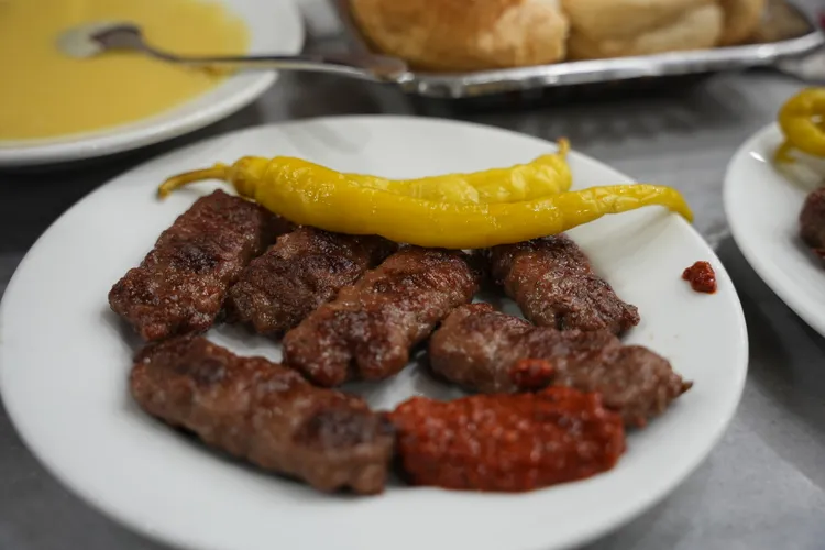 推薦大家可至位於伊斯坦堡藍色清真寺旁，創立於1920年的百年肉丸老店「Sultanahmet Koftecisi」品嚐道地肉丸。SH攝