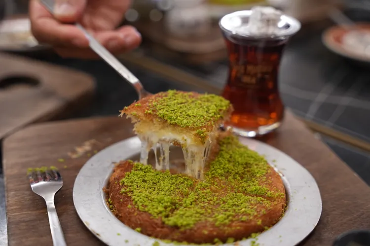 夾著起司的庫內費餅（Künefe）相當好吃。SH攝