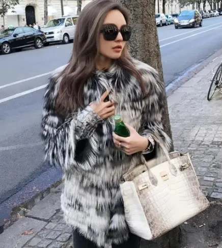 周揚青也有一只愛馬仕喜馬拉雅包。翻攝周揚青IG