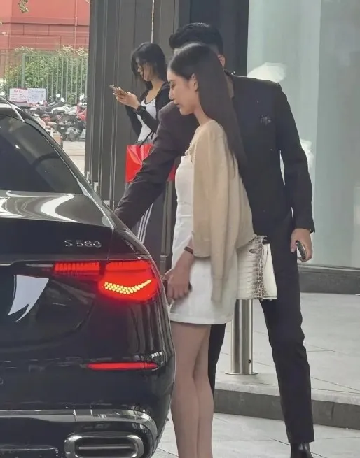 他體貼幫未婚妻開車門。翻攝芒果撈小萌主微博