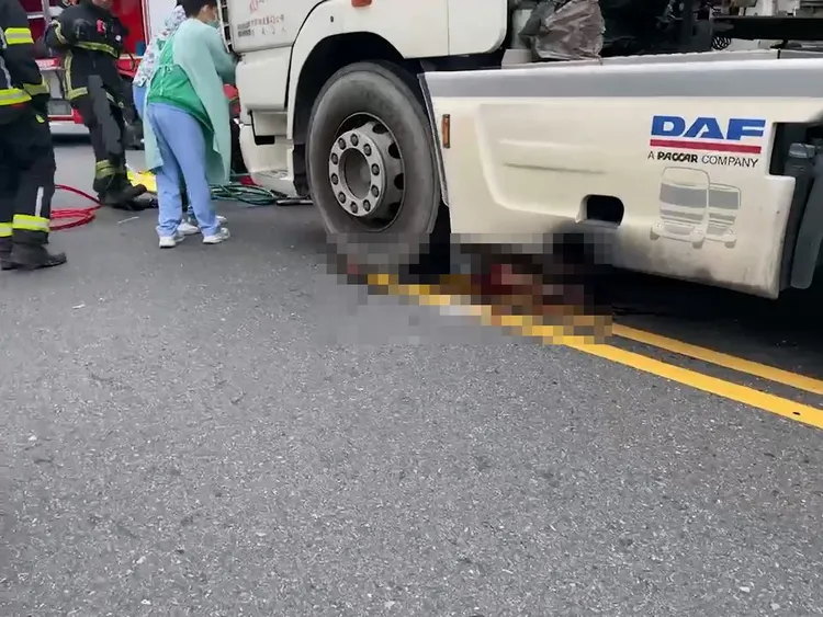 傷者左手臂及左腳被壓在車輪下，現場血跡斑斑。民眾提供