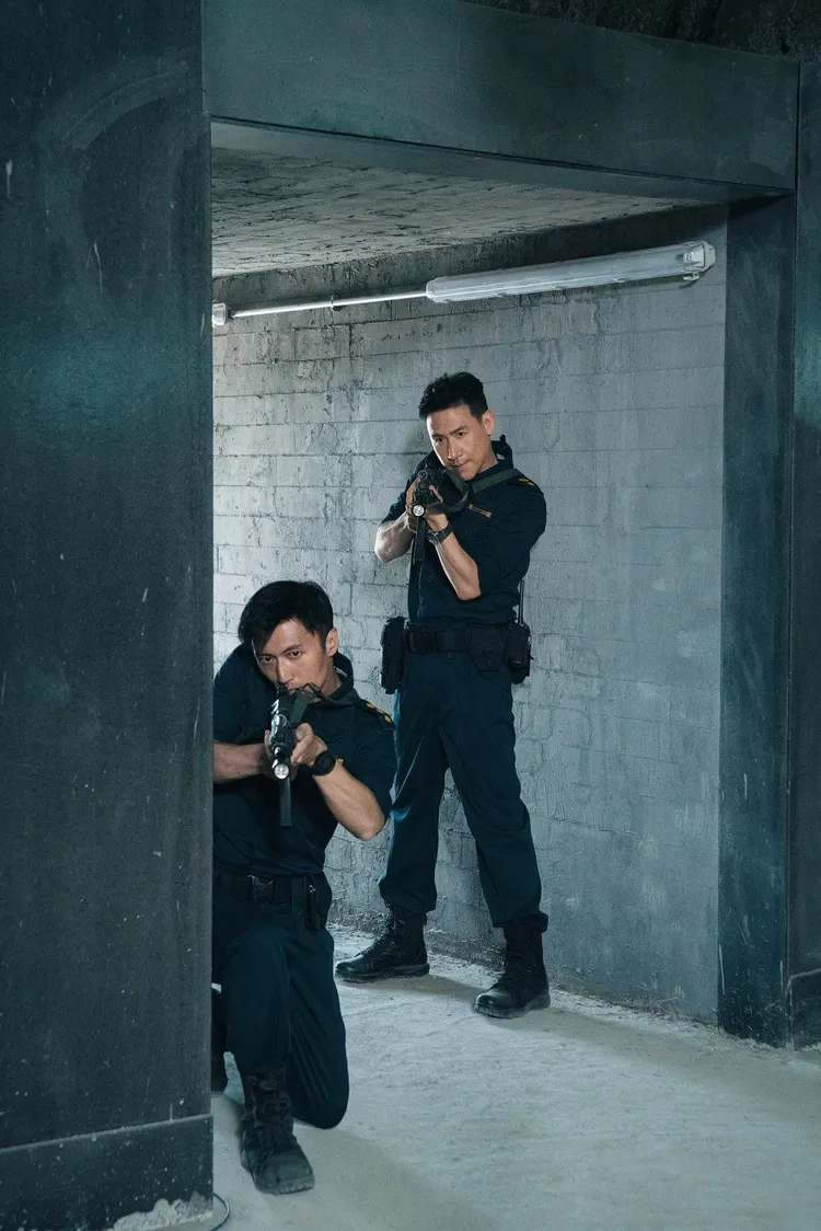 謝霆鋒（前）和張學友持槍嚴陣以待。華映提供