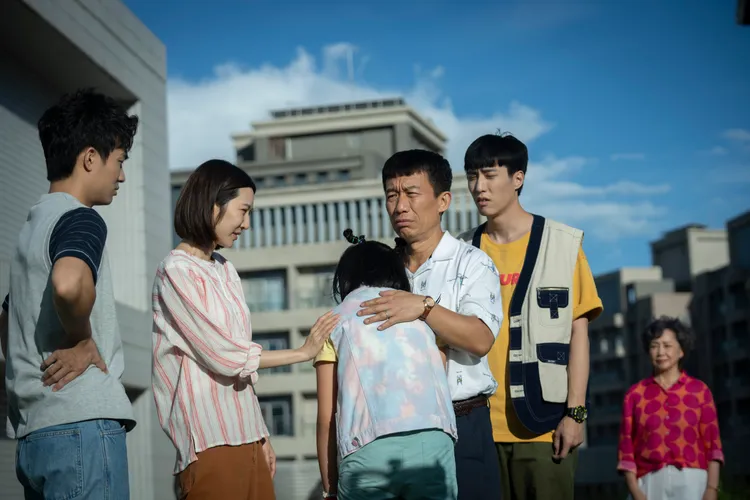 《省省吧！我家富貴發》一家人拼買房。瀚草文創提供