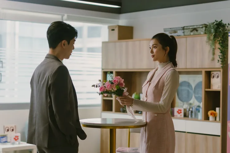 周智慧（右）在辦公室向林子閎求婚。TVBS提供