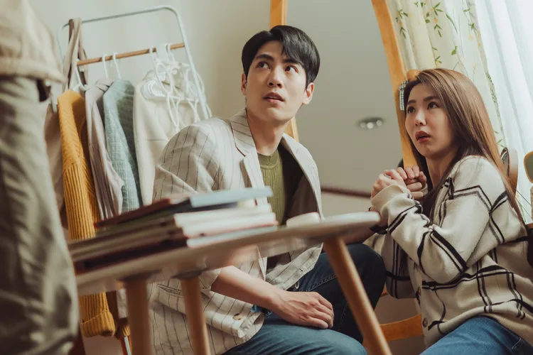 林子閎（左）造訪郭書瑤閨房，檢場前來關心。TVBS提供