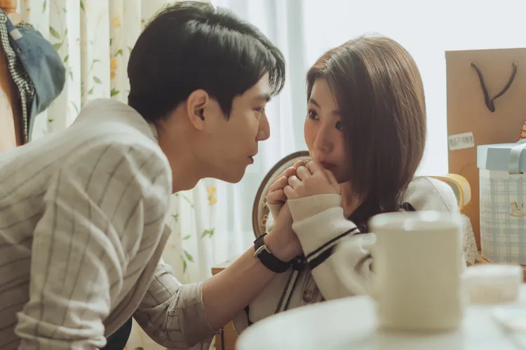 林子閎（左）和郭書瑤正式交往，互動十分甜蜜。TVBS提供