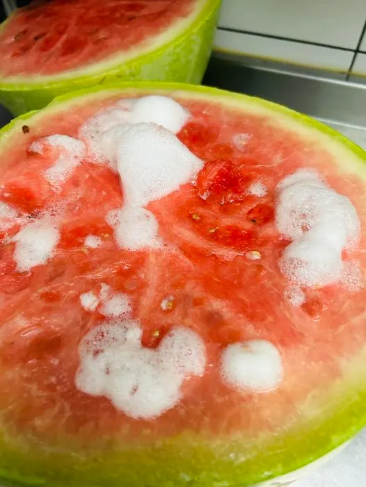 有網友在好市多購買的西瓜，切開後口吐白沫。翻攝「Costco好市多 商品經驗老實說」臉書