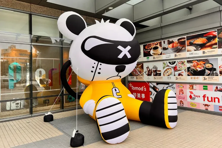 高達4.5公尺的昇恆昌電商品牌形象大使宇宙熊造型氣球，跨海現身三號港。業者提供
