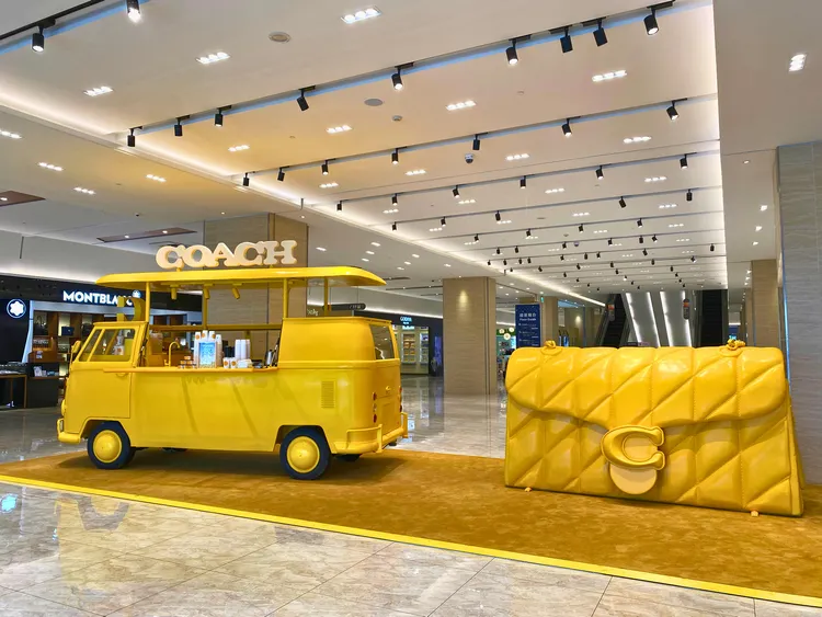 澎坊免稅商店Pier3三號港與國際精品COACH合作，將全台唯一的COACH咖啡車駛進三號港。業者提供