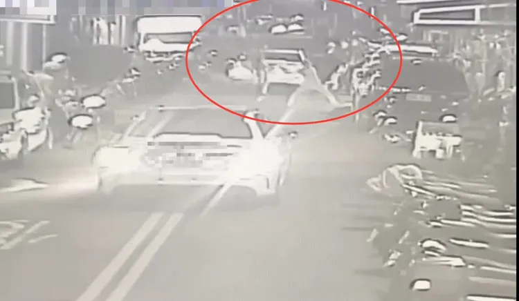 蘇嫌等人分乘汽機車到現場砸車，後方民眾見狀紛紛倒退躲避。翻攝畫面