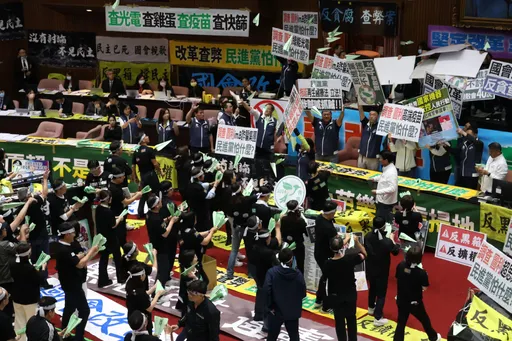 《立法院職權行使法》修法二讀通過！　綠委狂射「青鳥紙飛機」藍急護韓國瑜