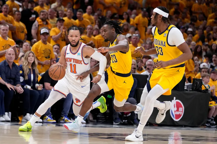 布朗森(左)切入。美聯社