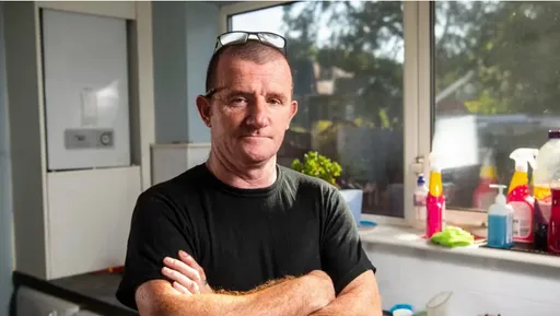 「英國最善良水電工」遭爆詐欺 男星休葛蘭受害