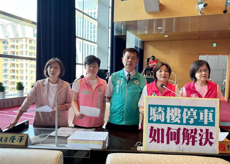 台中市議員張郁芬（右起）、陳雅惠、蕭隆澤、陳俞融、陳淑華等人，請市府解決騎樓停車問題。陳雅惠辦公室提供