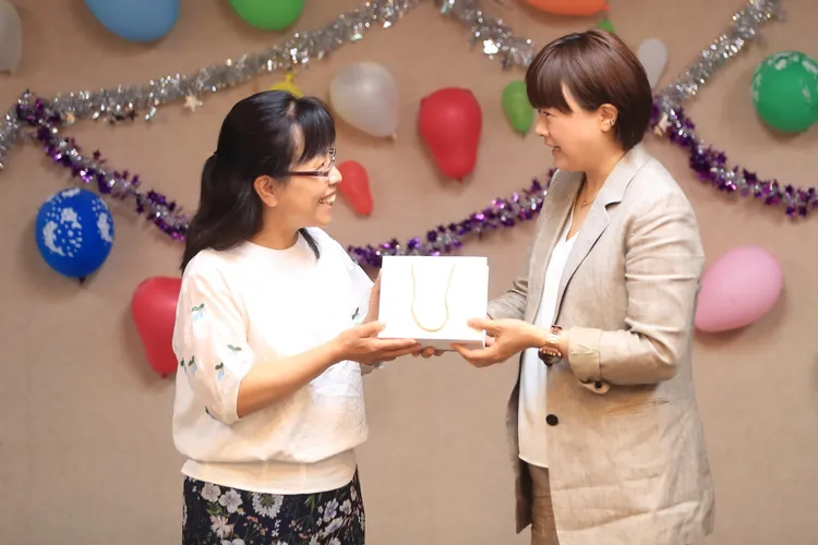 Queen Jocelyn 賈思琳輕珠總監Jo前來致贈禮品。警方提供