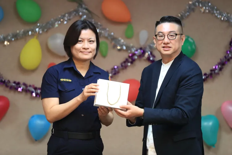 Queen Jocelyn 賈思琳輕珠總監Jo女士的先生（右）致贈禮品。翻攝照片