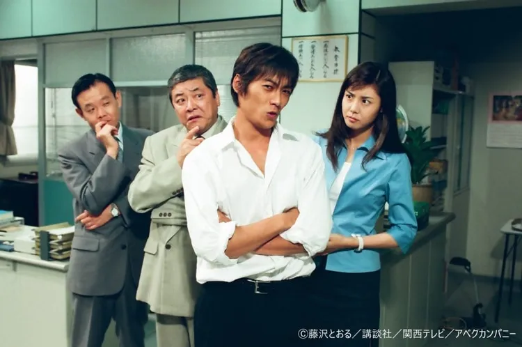 中尾彬（左二）在《麻辣教師GTO》與反町隆史（右二）作對。劇照