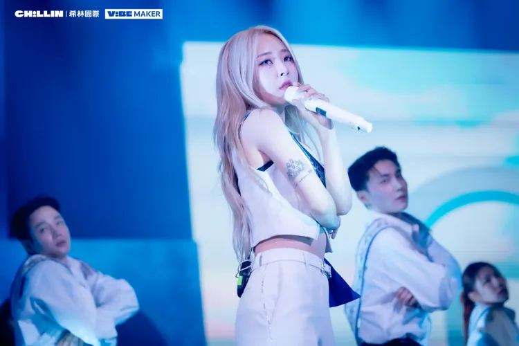 玟星唱到一半走下台，躺在粉絲的腿上。希林國際 Chillin International提供